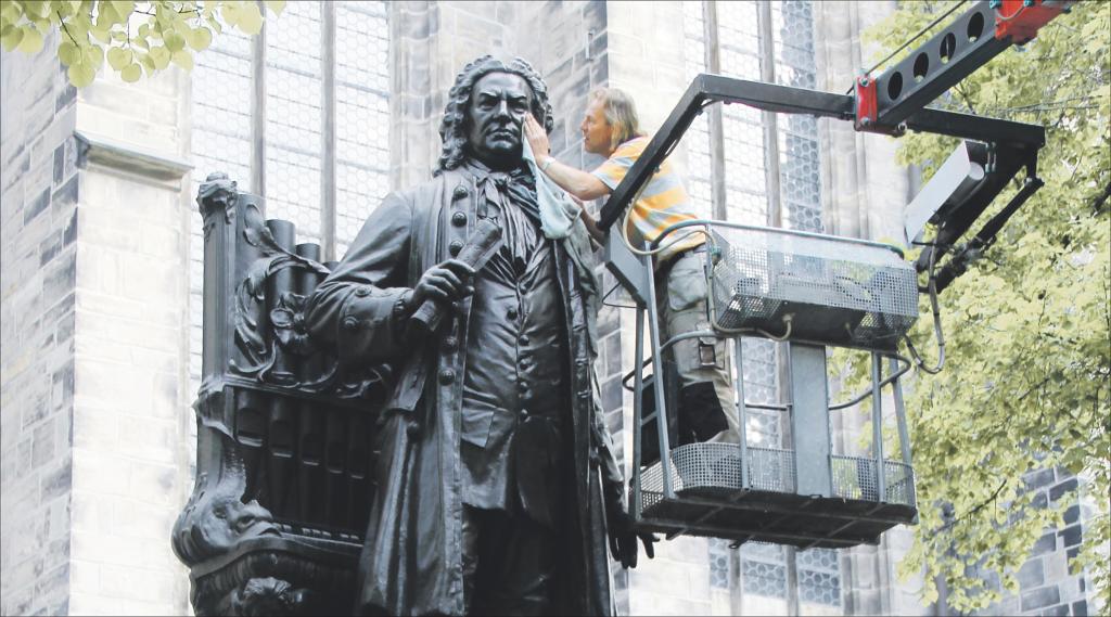 Das Johann-Sebastian-Bach-Denkmal vor der Leipziger Thomaskirche wird für das Bachfest geputzt. © Bach-Archiv Leipzig/Bronzegießerei Noack, Kunstguss*Restaurierung*Denkmalpflege