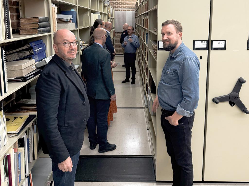 Landesbischof Tobias Bilz im Archiv der amerikanischen Herrnhuter, rechts Pfarrer Friedemann Bublitz. Hinten zentral Archivar Paul Peucker. Foto: evlks, Moravian Archives