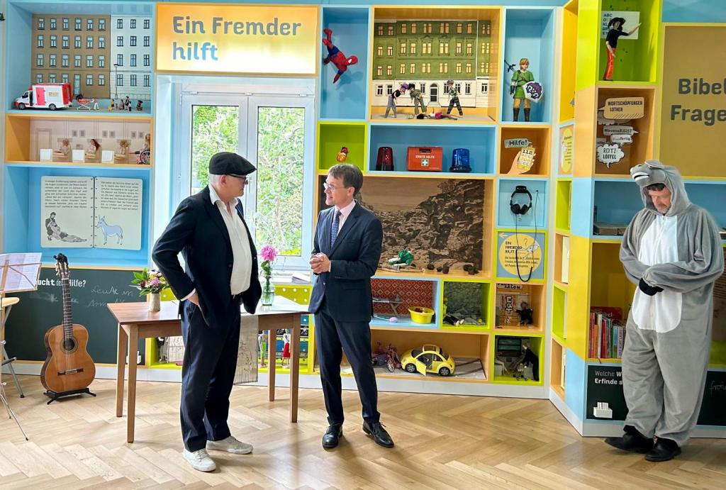 Der Esel, links im Bild, führt durch die Ausstellung und war zur Eröffnung ein beliebtes Fotomotiv © Mandy Weigel
