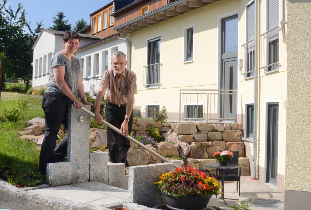 Christen bieten Erholung: Ute und Andreas Rogler betreiben das Bibel- und Erholungsheim Kottengrün im Vogtland. Mit 33 Betten ist das Ehepaar von Einzelgästen bis Rüstzeitgruppen auf verschiedenste Gäste vorbereitet. Foto: Silke Keller-Thoß