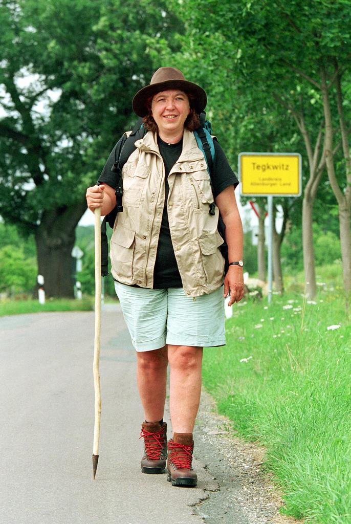 Am 29. Juli 2001 ist Arnhild Kump aus Tegkwitz bei Altenburg aufgebrochen auf eine Pilgerreise nach Rom. Foto: epd-Bild/Frank Sommariva