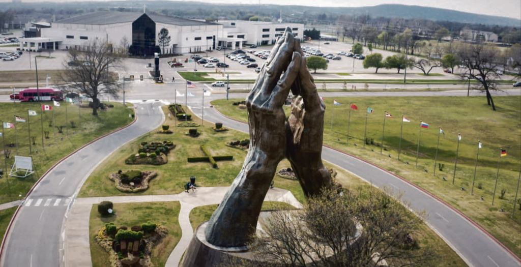 Für Gott und die Welt: Diese Skulptur vor der Oral Roberts Universität in Tulsa (Oklahoma) illustriert in der TV-Doku »Evangelikale – Mit Gott an die Macht« das Streben Evangelikaler nach gesellschaftlichem Einfluss. © Airline Films