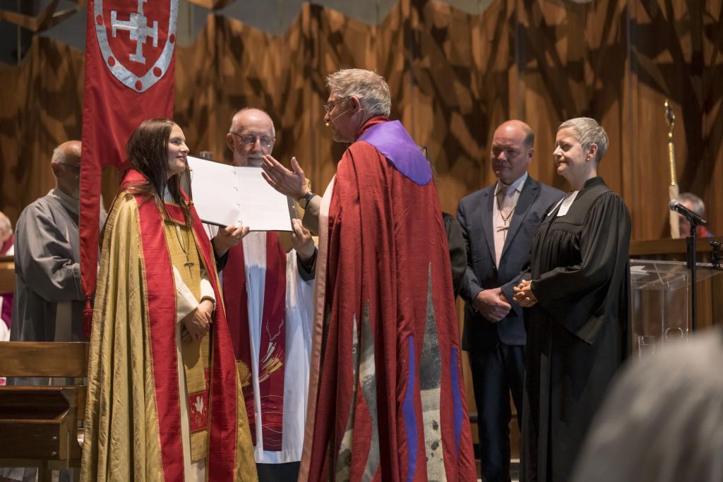 Amtseinführung von Bischöfin Sophie Jelley, ganz rechts Frauenkirchenpfarrerin Angelika Behnke © Coventry Cathedral