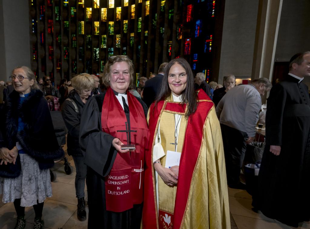 Die ins Amt eingeführte Bischöfin Sophie Jelley (re.) © Coventry Cathedral