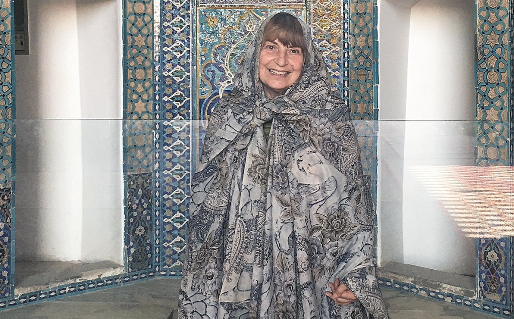 Kerstin Bub bei ihrer Reise durch den Iran. Die pensionierte Lehrerin aus Mainz musste sich an einheimische Kleidervorschriften halten. © epd-bild/Kerstin Bub