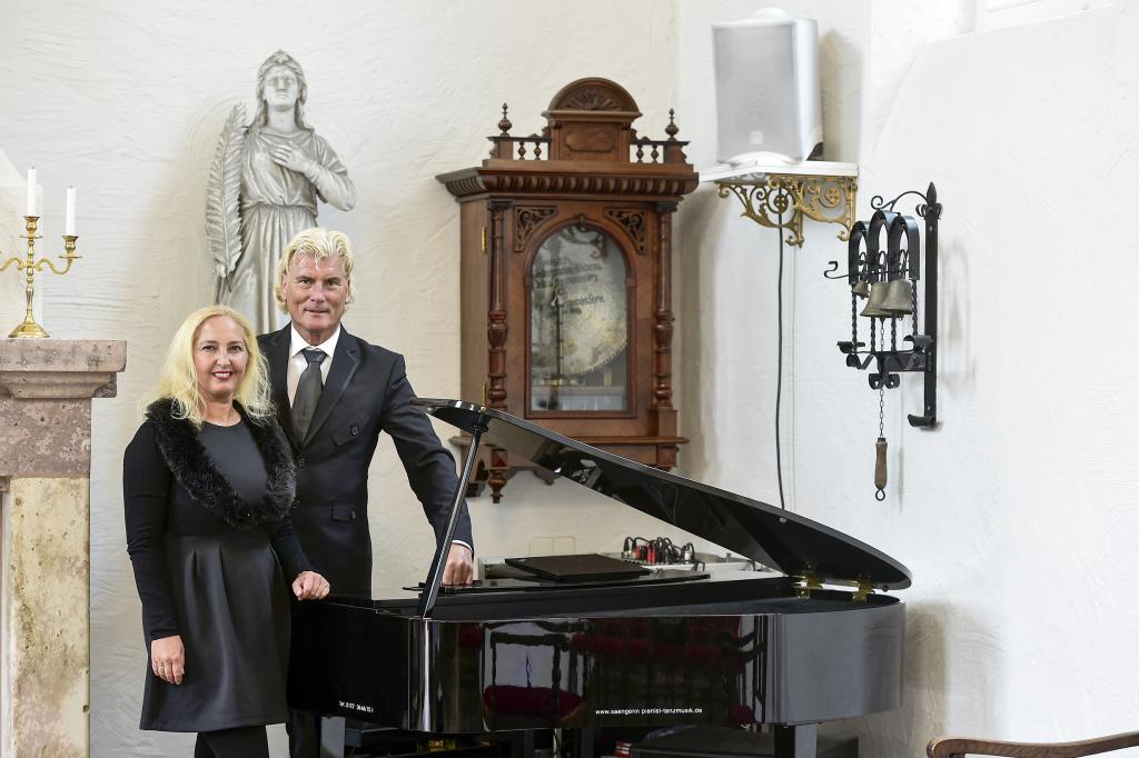 Sie hatten die Idee für die Hochzeitskapelle – und sie 2017 in die Tat umgesetzt: Vivienne und Tino Taubert. Foto: Sven Gleisberg