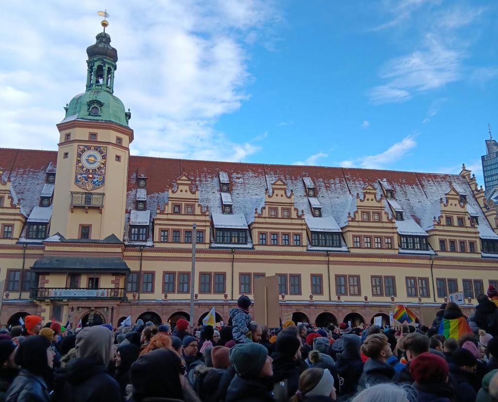 In Leipzig demonstrierten Tausende Menschen auf dem überfüllten Marktplatz. © Uwe Naumann