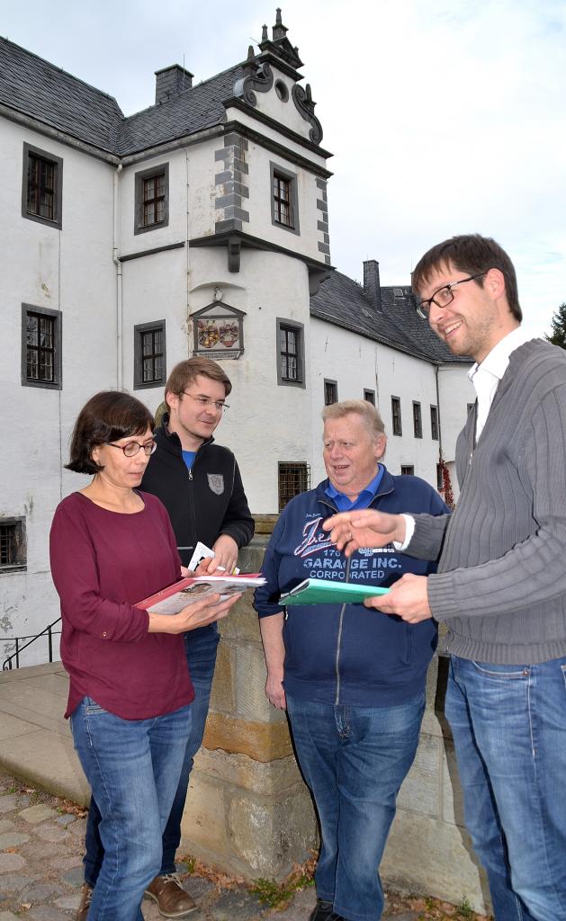 Letzte Absprachen fürs Lutherfest: (v. l.)Museumsleiterin Gabriele Gelbrich, Kantor Roy Heyne, Ortsvorsteher Siegfried Rinke und Pfarrer Markus Großmann @Kathrin König