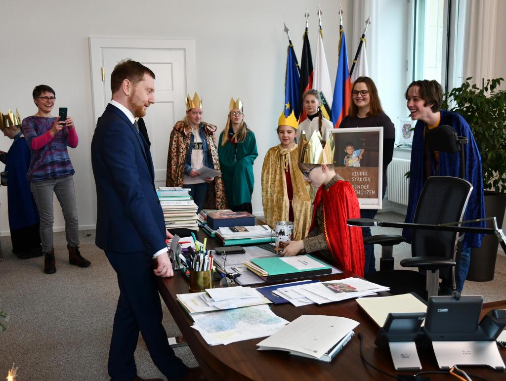 Fotos des Besuchs der Sternsinger am Dreikönigstag bei Sachsens Ministerpräsident in der Staatskanzlei. © Bistum Dresden-Meißen/Michael Baudisch 