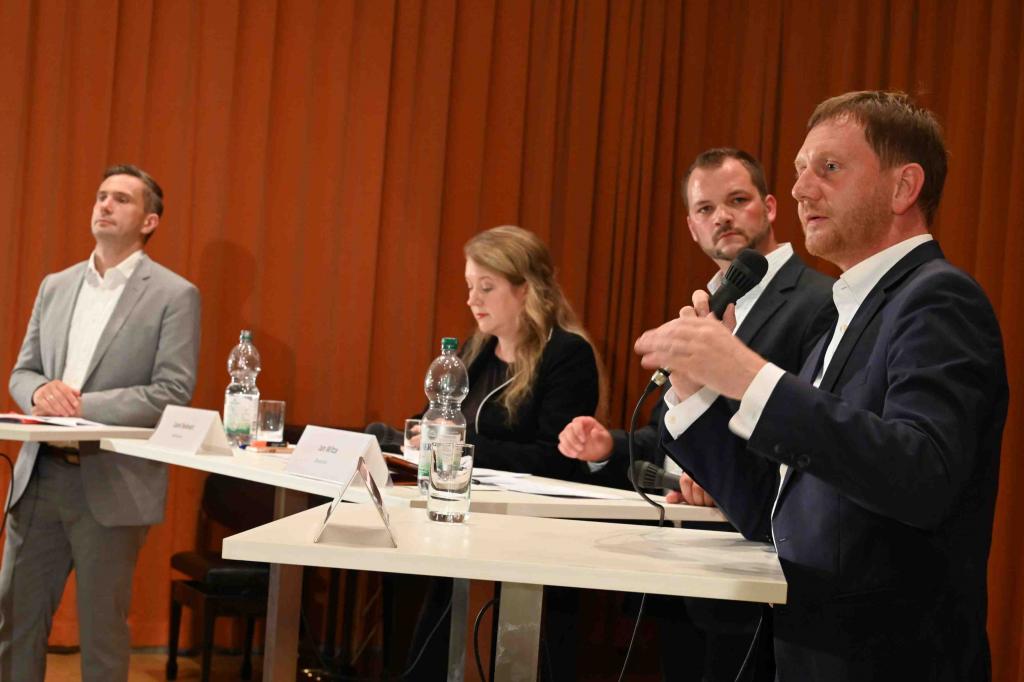 In der Kreuzkirche diskutierten (v. l.): Martin Dulig, Liane Bednarz, Jan Witza, Michael Kretschmer. Foto: Steffen Giersch