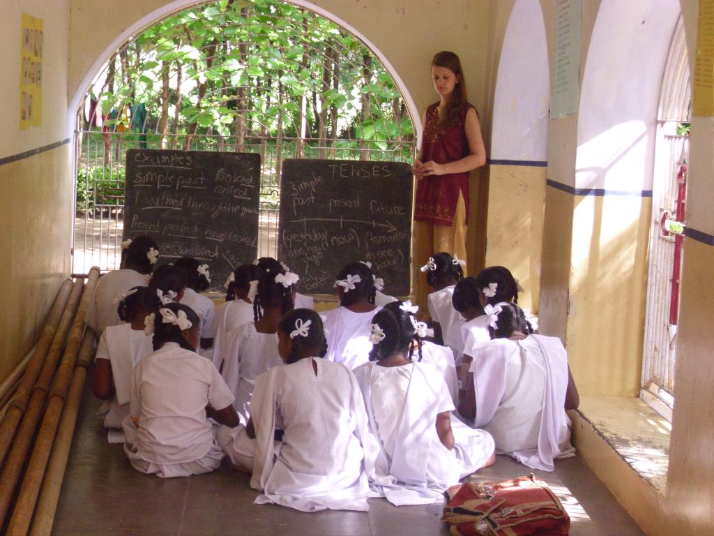 Fabiola Böhm unterrichtet indische Mädchen in Englisch