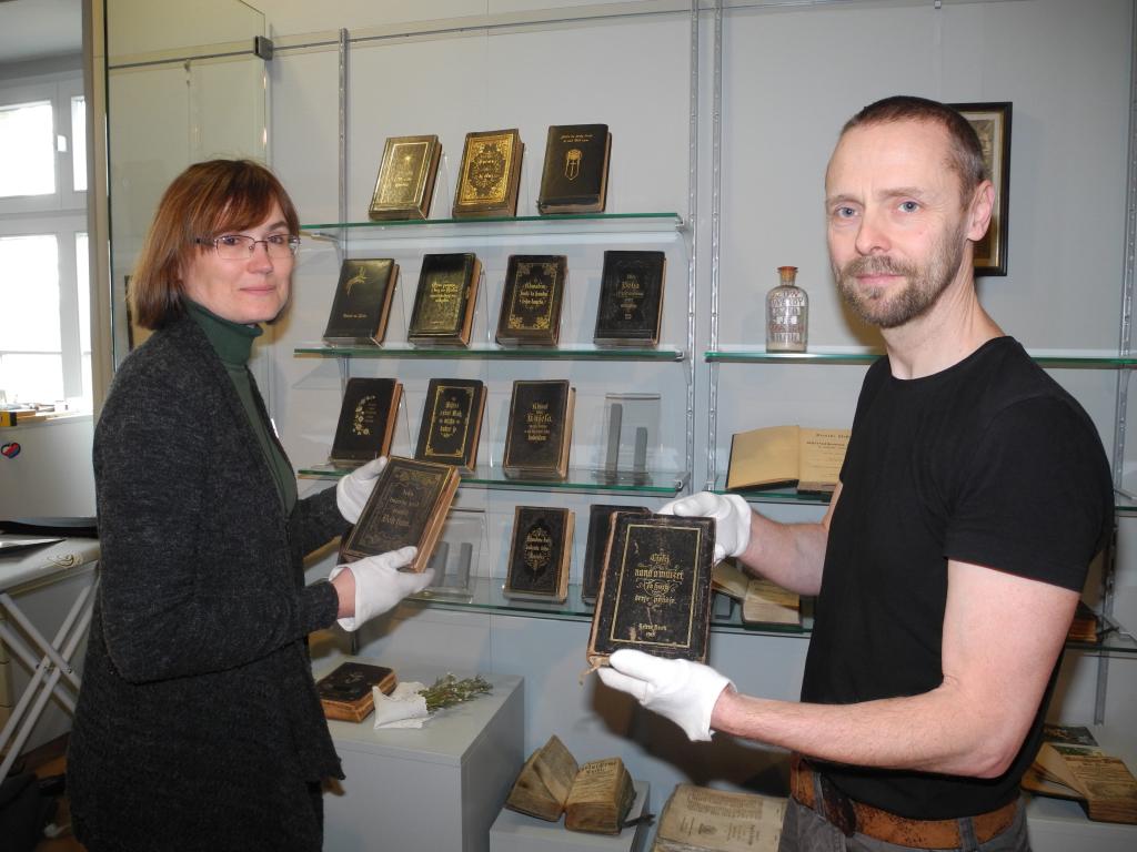 Ausstellungs-Kuratorin Andrea Paulik und Restaurator Jan Barth zeigten vorab unter anderem sorbische Gesangbücher. 