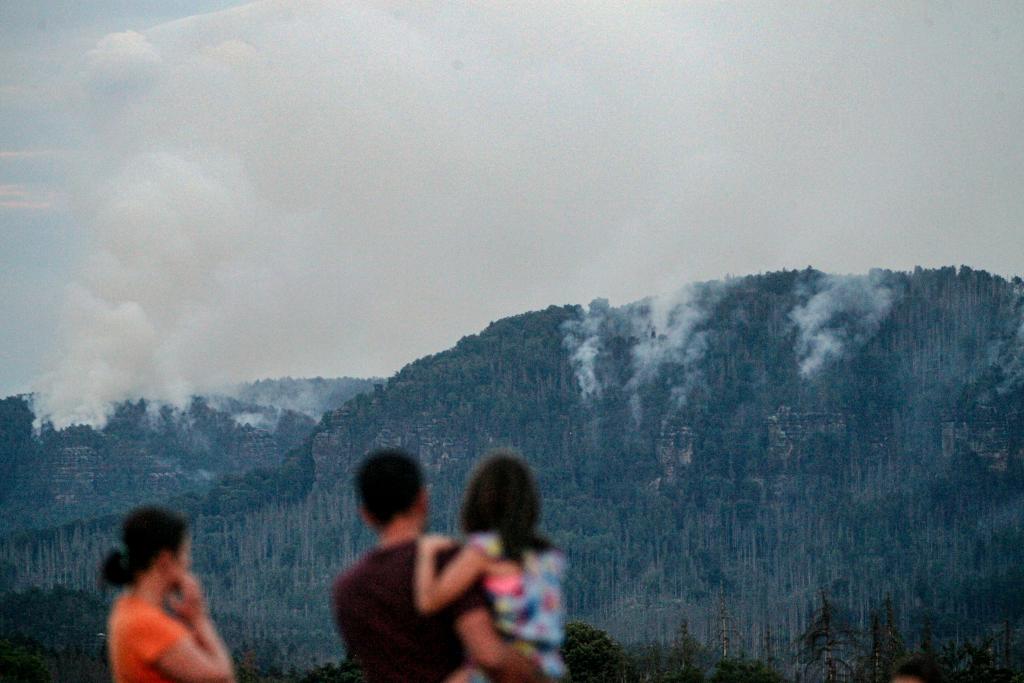 Beobachtung des Waldbrandes auf dem Panoramaweg bei Mittelndorf. Foto: Daniel Förster