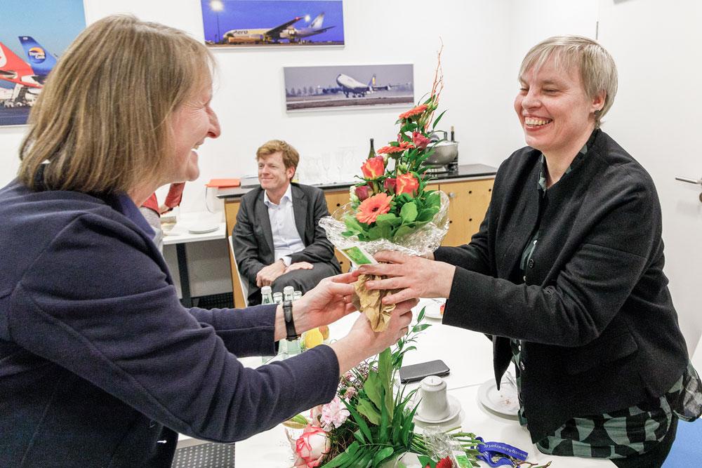 Dorothea Arndt (l.), stellvertretende Superintendentin des Kirchenbezirks Leipzig, gratulierte Pfarrerin Maria Bartels zum neuen Flughafen-Dienst. © Uwe Winkler