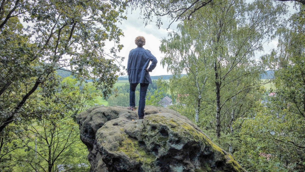 Nachgestelltes Motiv Caspar David Friedrichs am Aufstieg zur Kaiserkrone auf dem Friedrich-Weg im Elbsandsteingebirge. © epd-bild/Matthias Schumann