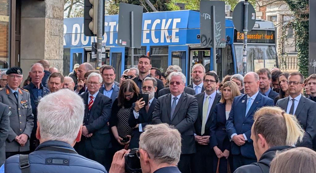 Gedenkfeier am „Capa-Haus“ mit prominenten Gästen, u.a. Sachsens Ministerpräsident Michael Kretschmer, Tobias Hollitzer, Leiter der Gedenkstätte Museum in der „Runden Ecke“, Erster Bürgermeister Torsten Bonew in Vertretung für Leipzigs Oberbürgermeister Burkhard Jung, und Alan Meltzer, Chargé d’Affaires der US-Botschaft Berlin, Richard Read, Enkel des damaligen Stadtkommandanten Major Richard J. Eaton, Fürst Albert von Monaco. © Katja Vogel