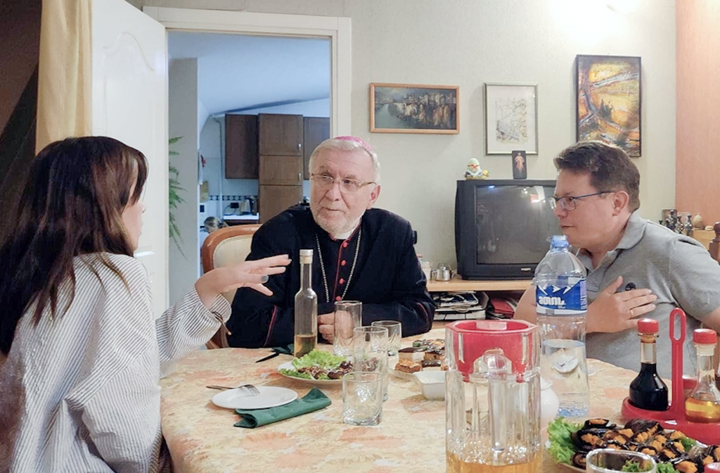 Am Küchentisch des Bischofs: Bischof Giuseppe Pasotto (Mitte) berichtet Keti Tsenteradze und André Poppowitsch von der Arbeit der römisch-katholischen Kirche in Georgien. © Elisabeth Neubert