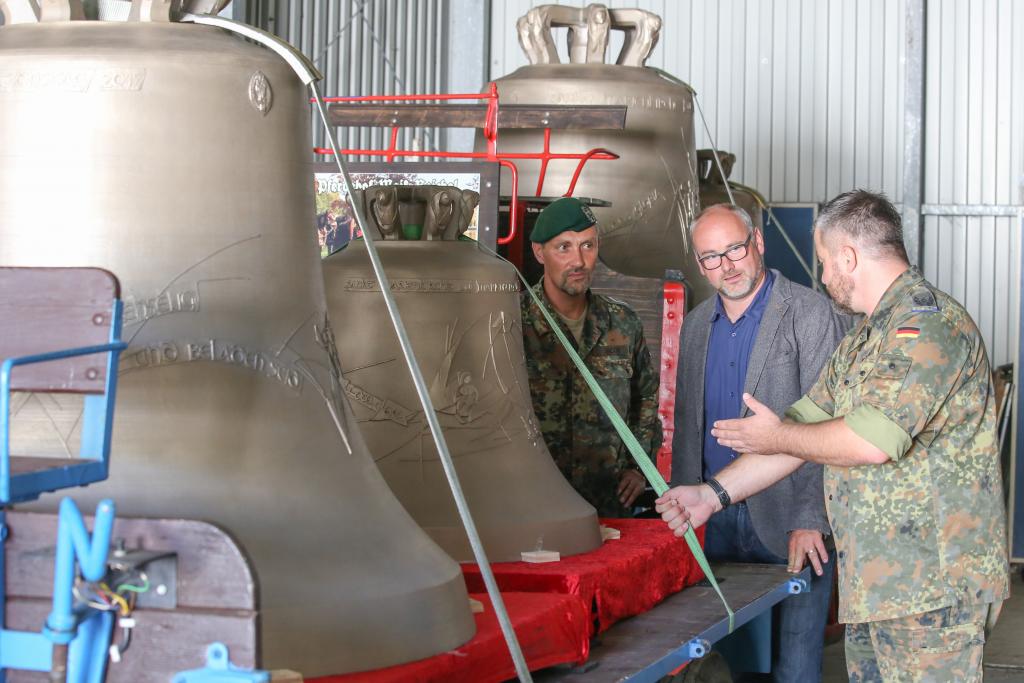 Nach der Weihe stehen sie bis zum Einbau gut bewacht beim Marienberger Standort der Bundeswehr. © Jan Görner  