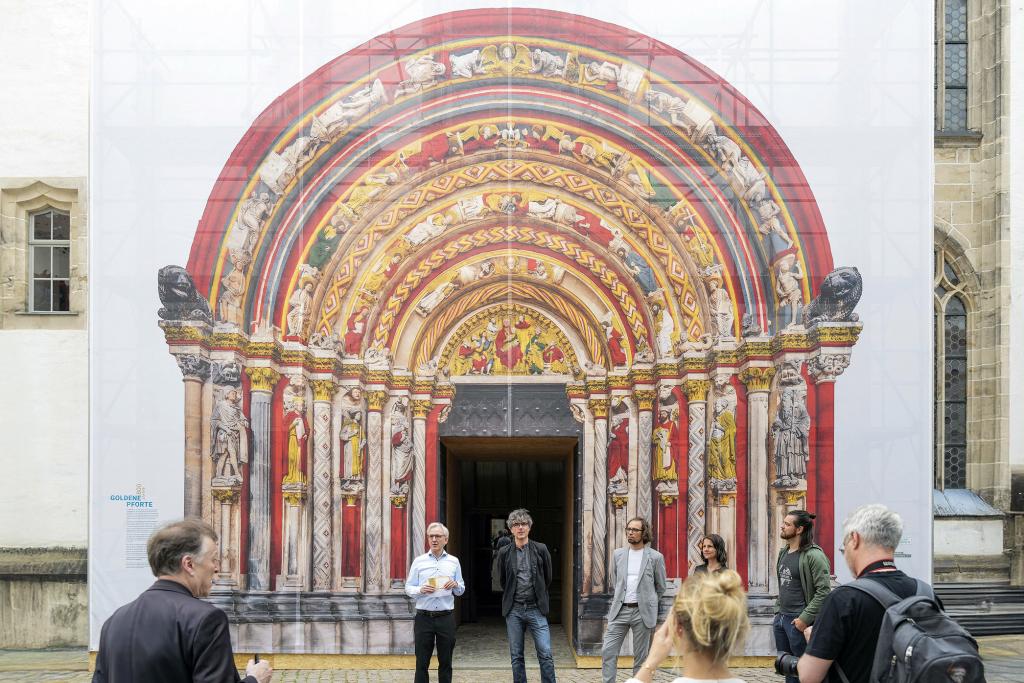 Die Installation vor der Westfassade des Freiberger Doms zeigt eine Rekonstruktion der ehemaligen Farbgebung der Goldenen Pforte. © Eckardt Mildner