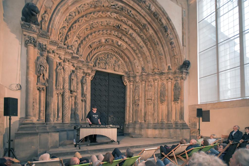 Die einstige prächtige Farbgebung der Portalfiguren ist für den Besucher des Doms heute nicht einmal mehr zu erahnen. © Eckardt Mildner