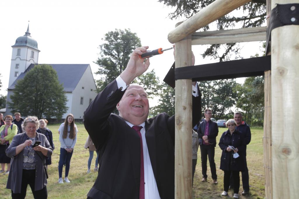 Kirchvorsteher Klaus Brähmig befestigte das Baumgerüst. © Daniel Förster