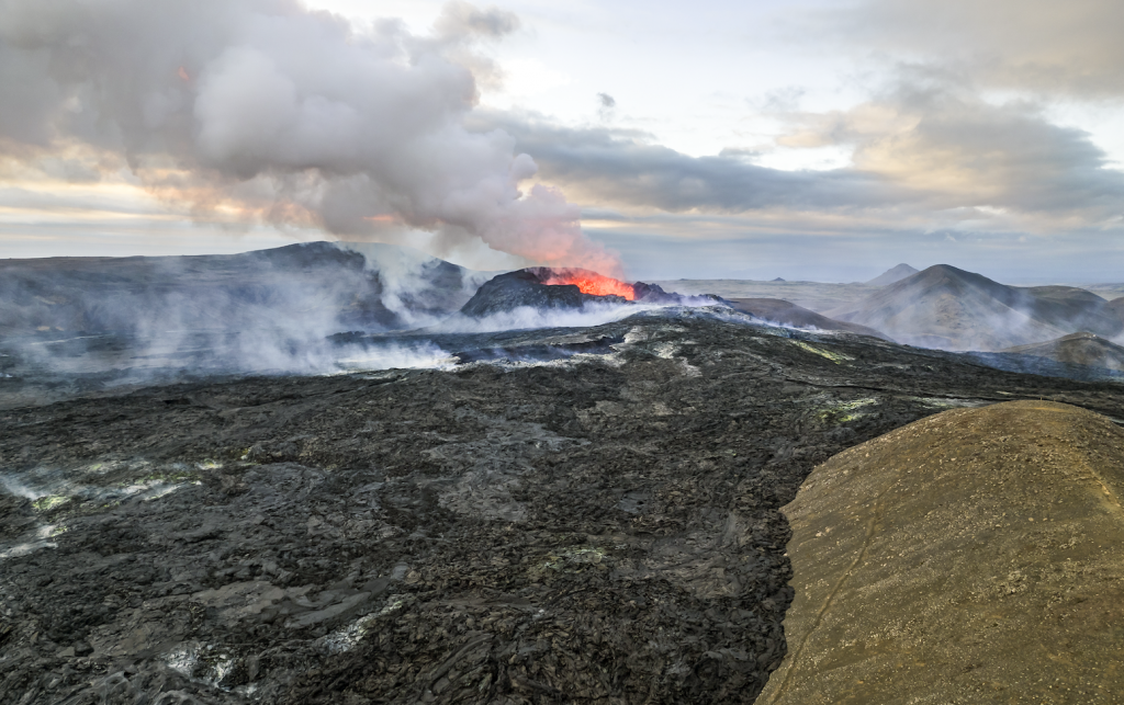 Am Rande des Vulkans: Grindavík, auf der Halbinsel Reykjanesskagi gelegen, ist seit 2023 stark von Vulkanausbrüchen an der Sundhnúkur-Kraterkette betroffen. © stock.adobe.com/SandraSevJarocka