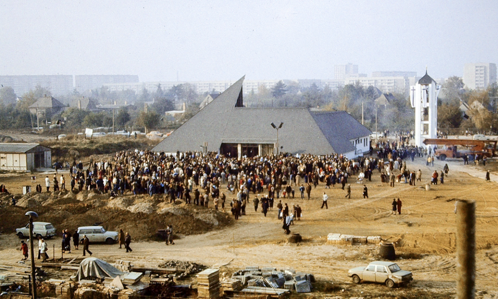 Nach zweijähriger Bauzeit wurde die Pauluskirche am 29. Oktober 1983 an der Alten Salz- straße geweiht. Die Altarwand im Inneren gestaltete der Leipziger Matthias Klemm. © Kirchgemeinde