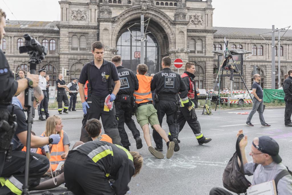 Reden allein genügt Pater Alt nicht mehr. Es sei Zeit für Widerstand gegen eine Wirtschaft und Politik, die nicht entschieden genug in Richtung Klimaschutz umsteuert. Die Aktion wurde von Feuerwehr- und Polizeikräften aufgelöst. © epd-bild/Valeska Rehn