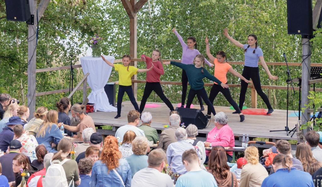 Beim Seehausfest 2025 trafen sich Gäste, Betreuer sowie ehemalige und aktuelle Insassen. Foto: Uwe Winkler
