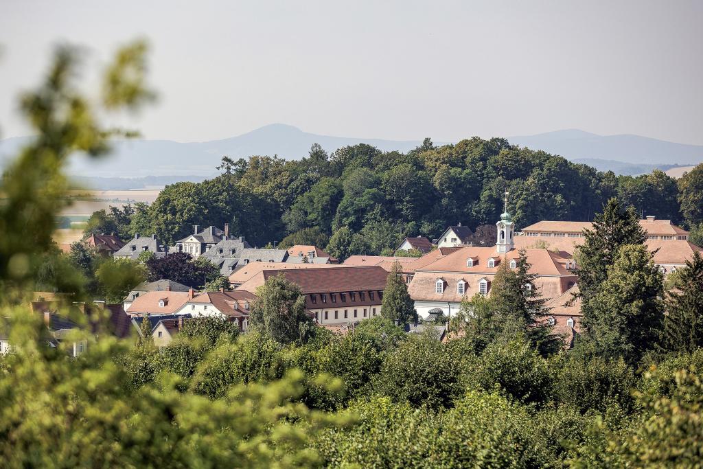 Herrnhut wurde im 18. Jahrhundert von protestantischen Glaubensflüchtlingen aus Mähren gegründet, die vor der römisch-katholischen Gegenreformation nach Sachsen geflüchtet waren. Zinzendorf bot ihnen Asyl auf seinem Landbesitz. Dort gründeten sie die evangelische Freikirche. Foto: epd-bild/Nikolai Schmidt