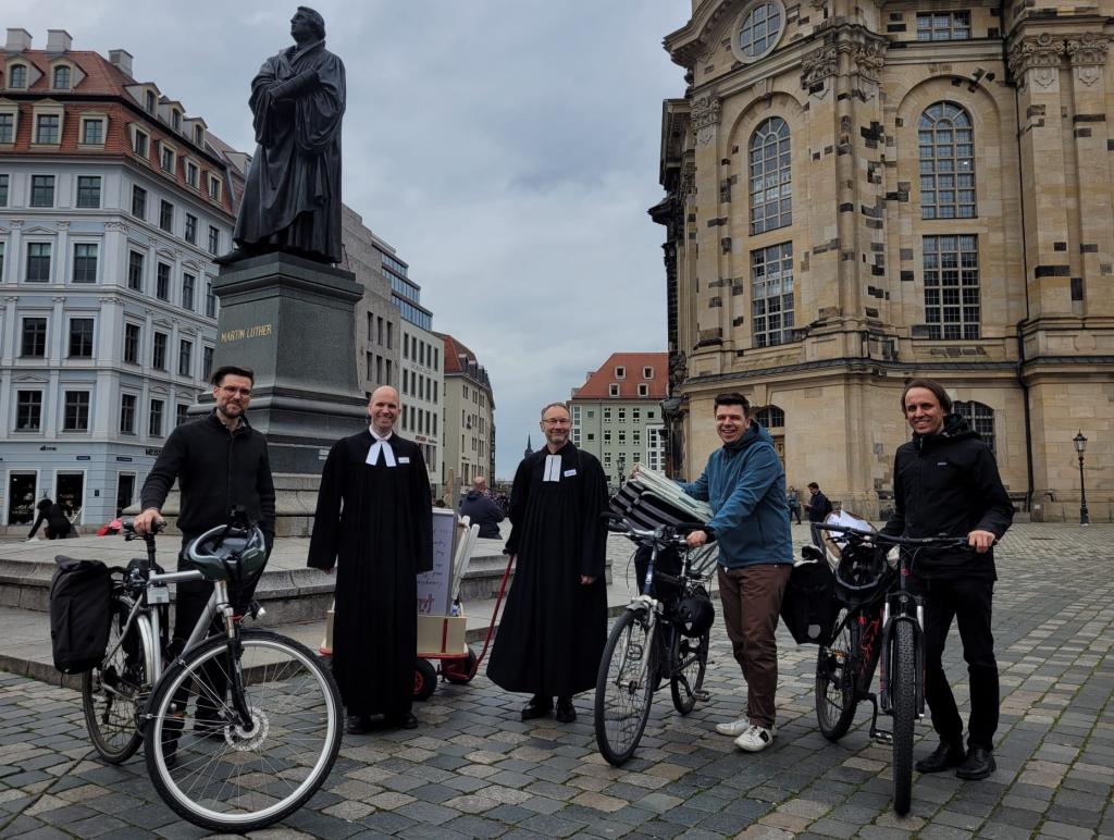 Die beteiligten Pfarrer, die vor der Frauenkirche bei der Aktion mitmachten. Von links: Friedemann Groß, Walter Lechner, Johannes Bartels, Tobias Sommer, Tobias Funke © Mira Körlin 