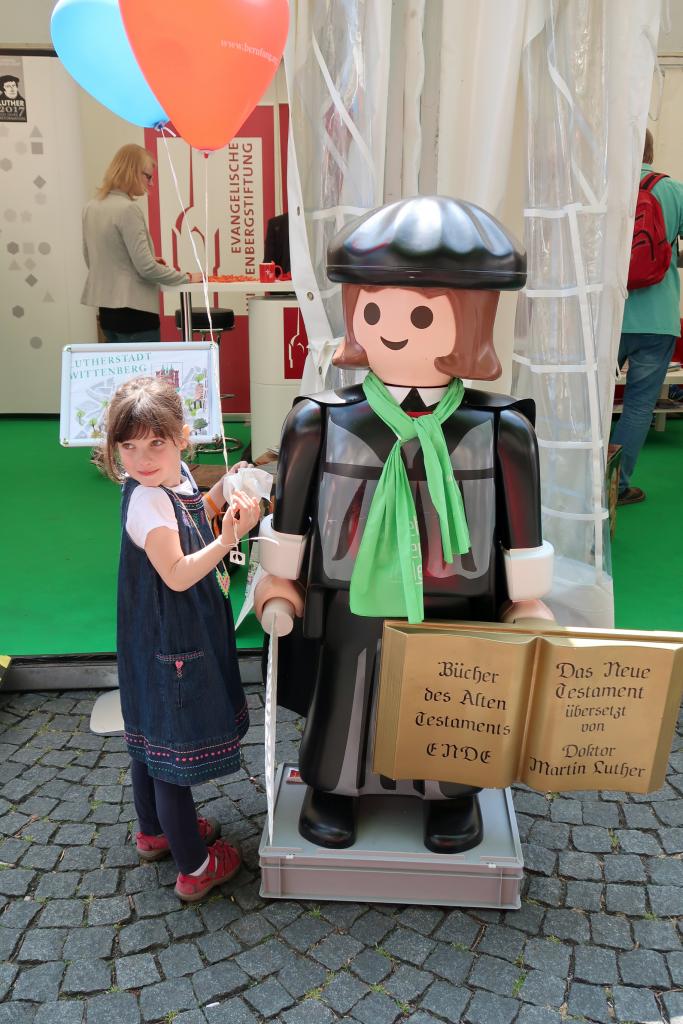 Luther als Gast auf dem Katholikentag in Leipzig - natürlich mit grünem Schal. Foto: Kühne