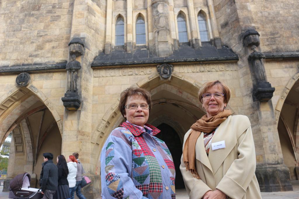 Die Kontaktstelle Kirche in Chemnitz befindet sich in der Marktkirche St. Jakobi - Auskünfte geben unter anderem die Ehrenamtlichen Rosemarie Treiber und Regine Reichel (v. l.).