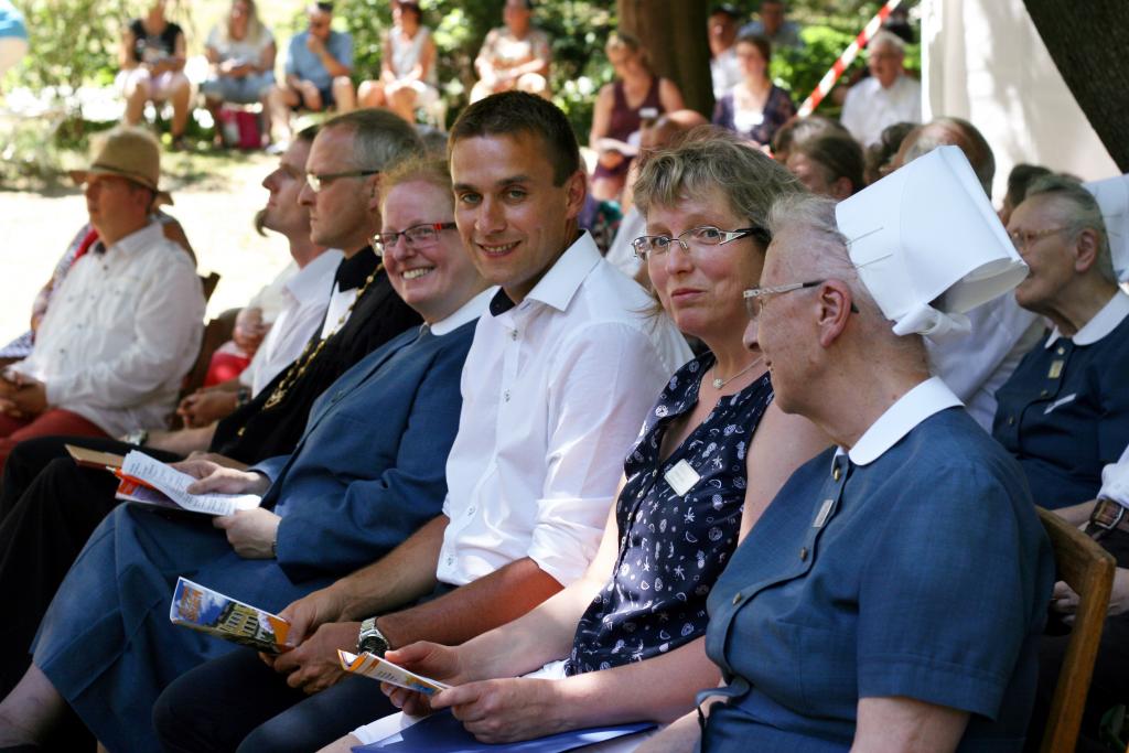 Festveranstaltung im Park des Diakonissenhauses Aue mit Bischof Rentzing, Oberin Groß (M.) und Verwaltungsleiter Neubert. © Ramona Markstein 