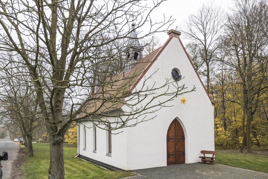 Die wohl erste private Hochzeitskapelle in Sachsen: Neben der Klosterruine Nimbschen in Grimma steht seit 2014 diese Kapelle, die der benachbarte Hotelier Fred Urban bauen ließ. Foto: Jan Adler