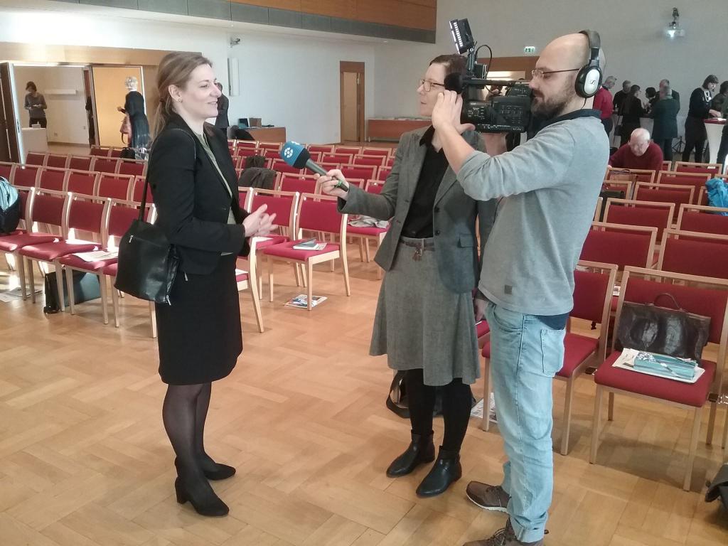 Sonntag-Chefin-vom-Dienst Mandy Weigel (mi) im Einsatz für »Evangelisch in Sachsen« auf dem Medientag im Dezember 2016.
