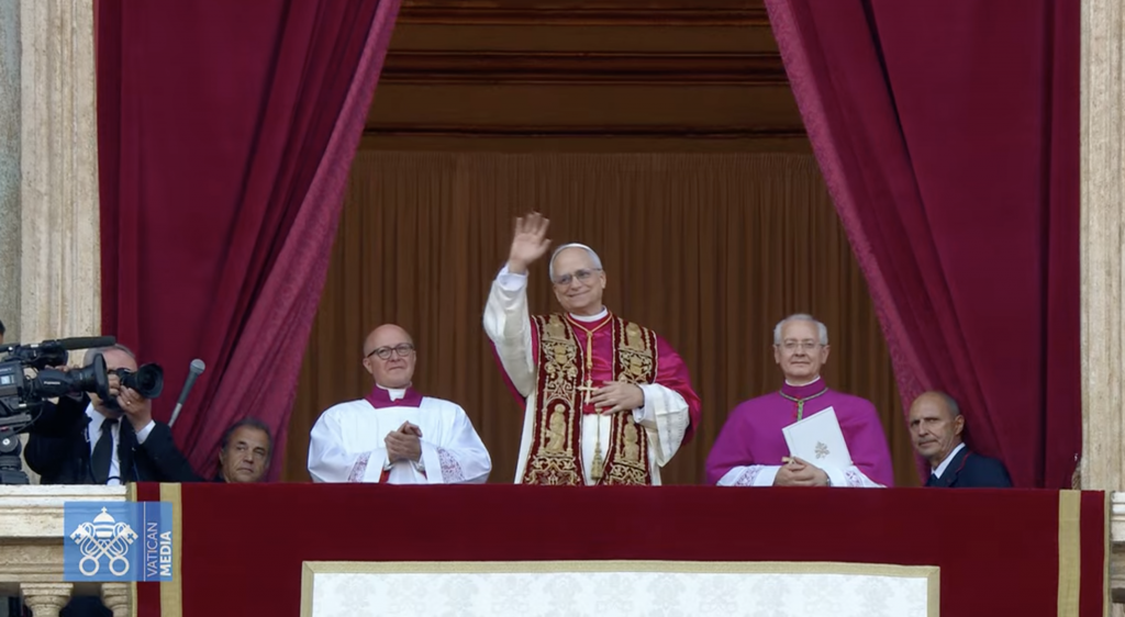 Papst Leo XIV. präsentiert sich auf der Loggia des Petersdoms © Screenshot Vatikan News via YouTube https://www.vaticannews.va/en/pope/news/2025-05/habemus-papam.html