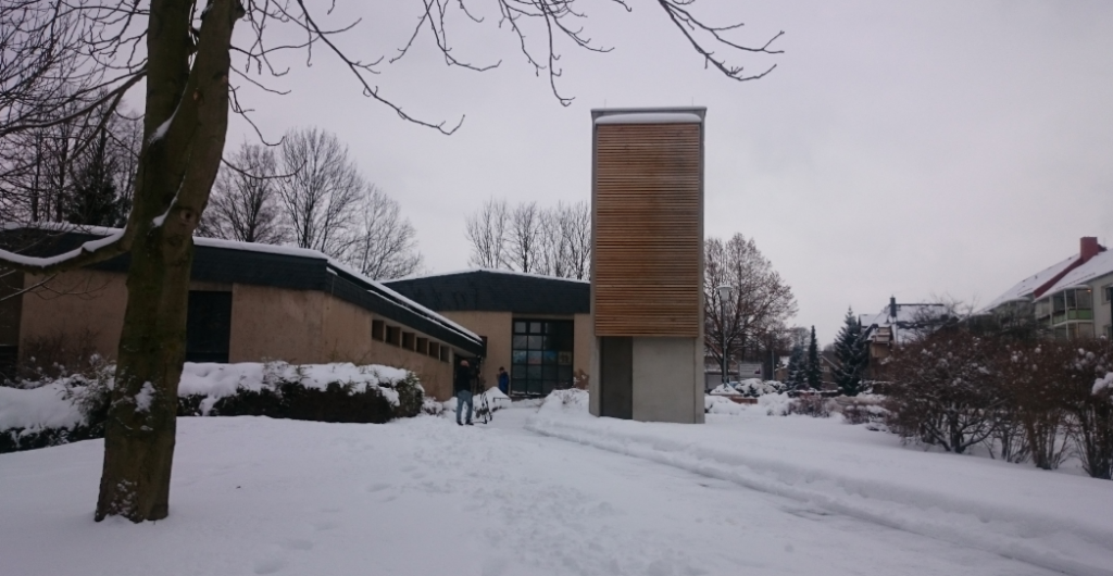 Blick auf das Markersdorfer Gemeindezentrum mit Glockenturm