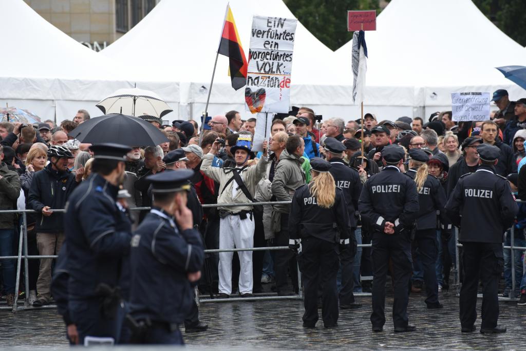 Viele Politiker wurden auf dem Weg zum Festakt von ca. 300 Demonstranten beschimpft.