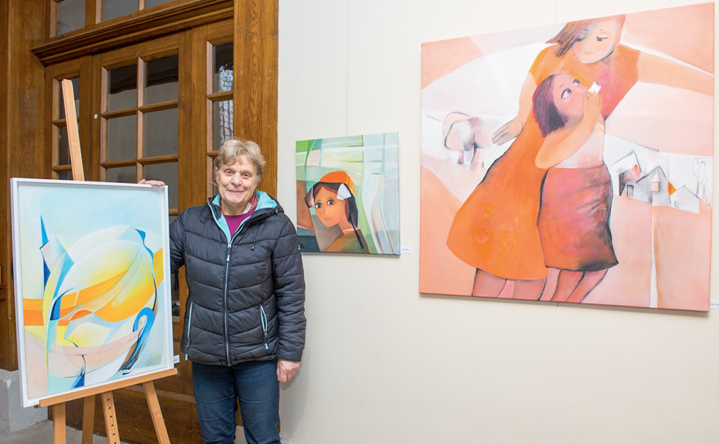 Ursula Nollau mit ihren Bildern in der St. Aegidien- kirche Oschatz. Zum Künstlerinnen- gespräch wird 28. April nach dem Gottesdienst (Beginn 10.30 Uhr) eingeladen. © Thomas Barth