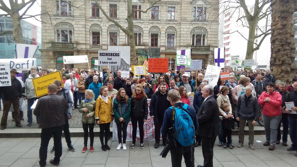 Protestaktion vor der Dreikönigskirche