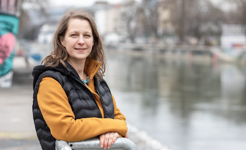 Barbara Pachl-Eberhart hat Briefe an ihre Lieben im Himmel geschrieben, um die Trauer zu verarbeiten. Bei Spaziergängen im Wald kehrte die Lebenskraft wieder. © Stephan Schönlaub