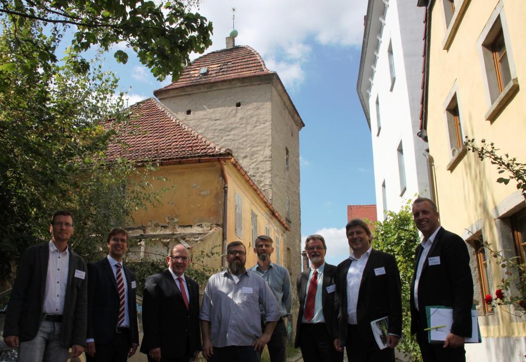 Gruppenfoto vor der Fronfeste v.l.n.r.: René Rixrath, Stephan Wilinski, Volker Krolzik, Robert Geburek, Frank Mehlhose, Gerd Lehmann, Holm Große, Daniel Neuer  © Stadtverwaltung