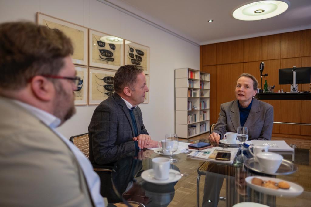 Benjamin Lassiwe (l.) und Willi Wild (M.) im Gespräch mit Anne Gidion. © Rolf Zöllner