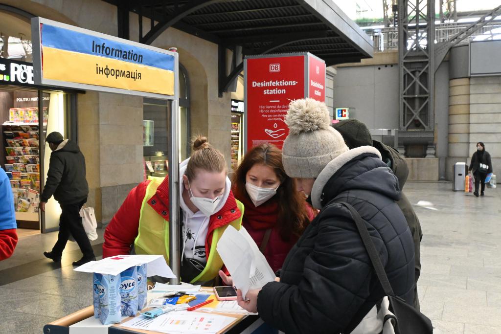 Die Bahnhofsmission kümmert sich um die Ankommenden und versucht zu helfen und zu trösten. © Steffen Giersch