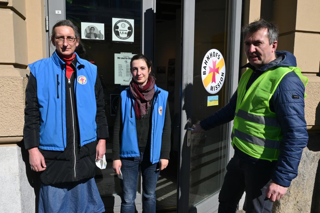 Die Bahnhofsmission kümmert sich um die Ankommenden und versucht zu helfen und zu trösten. © Steffen Giersch