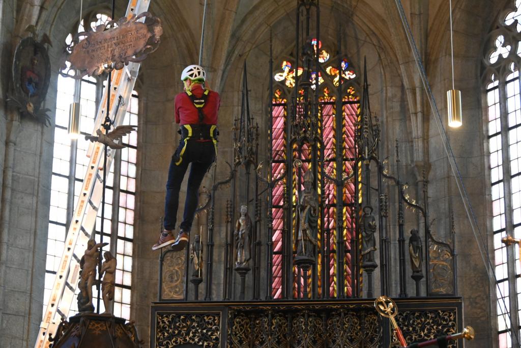 Ökumenischer Gottesdienst in der St. Marien-Kirche Kamenz am vergangenen Sonntag: Kirchner Rico Rietzschel kletterte in den Altarraum der Kirche und ließ sich ins Seil fallen. © S. Giersch