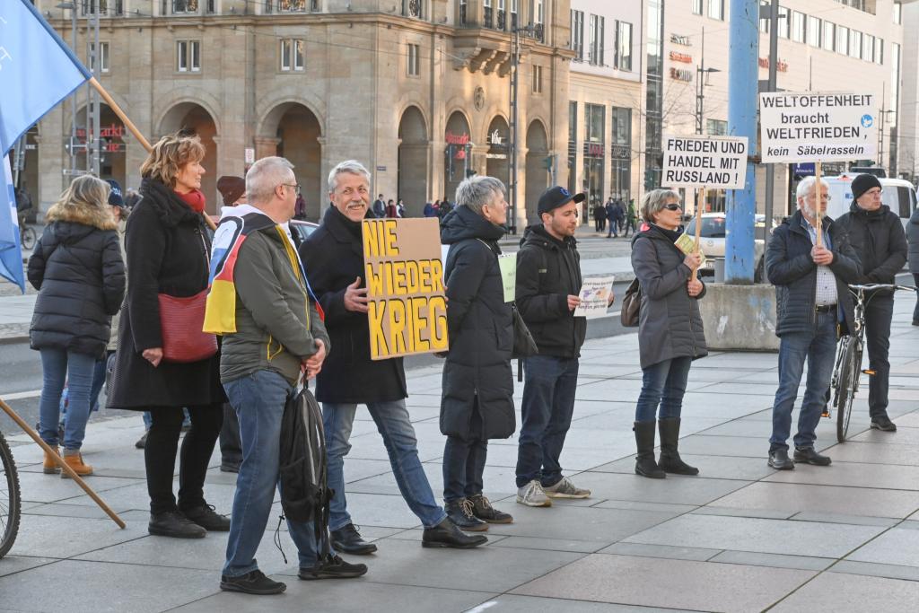 Menschenkette zu Frieden und Gewaltfreiheit