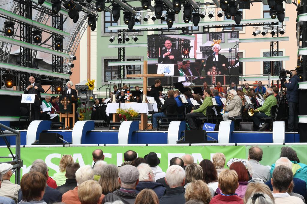 Mehrere hundert Menschen feierten am Sonntagvormittag den Ökumenischen Gottesdienst an der MDR-Bühne auf dem Markt. © Steffen Giersch 