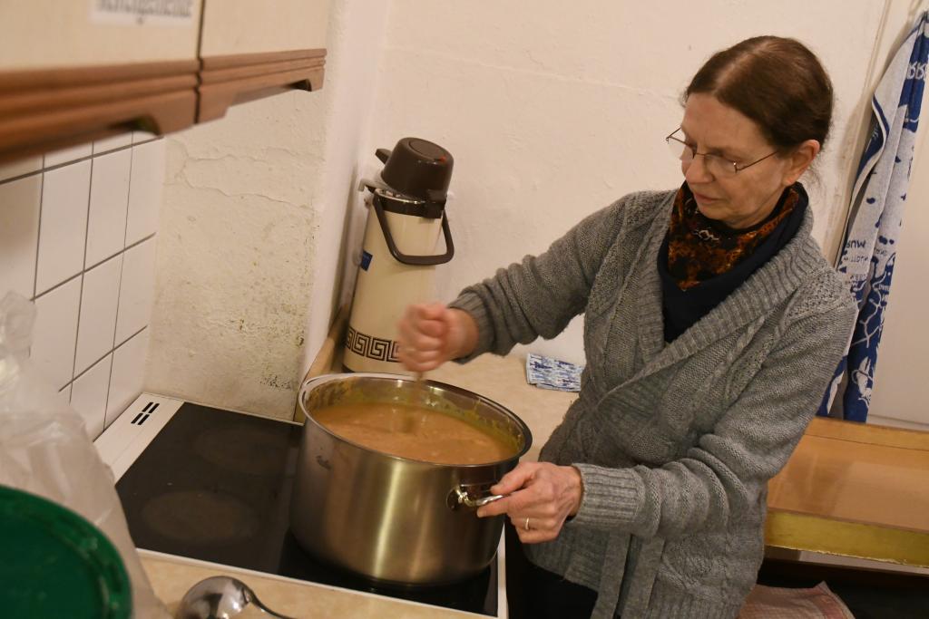 Etwas Wärme in der kalten Nacht: Im Gemeindehaus Dresden-Loschwitz öffnet jeden Donnerstag das Nachtcafé, wer auf der Straße lebt, kann hier Ruhe finden. © Steffen Giersch